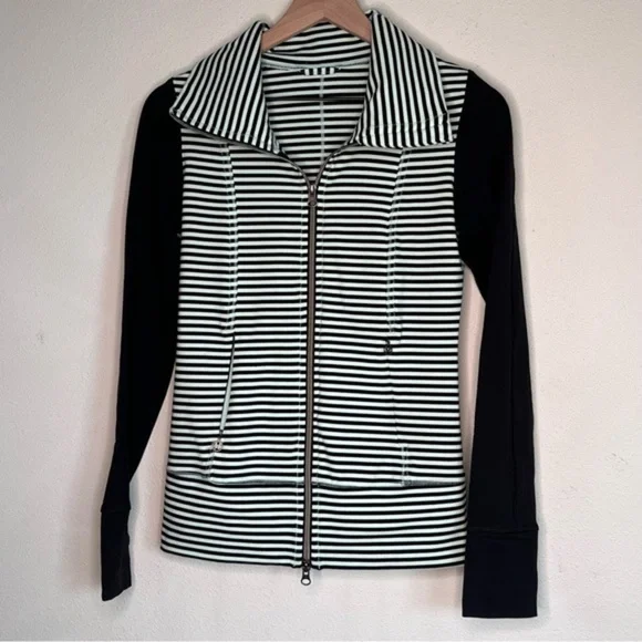 Lululemon Daily Yoga Jacket, size 2** - Picture 4 of 6